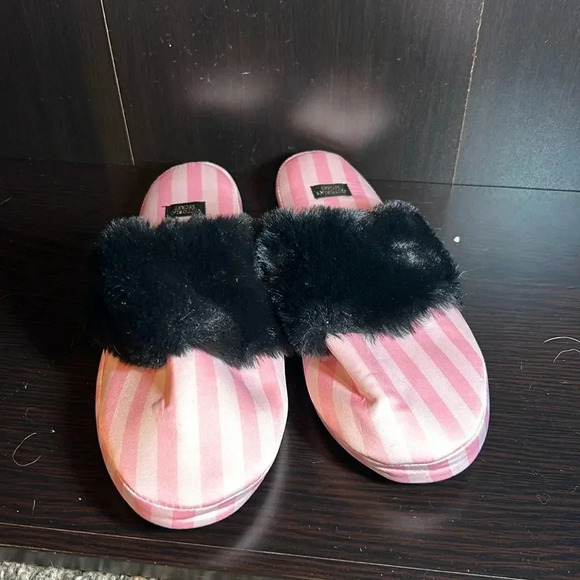 Victoria secret new slippers size small - Picture 1 of 9